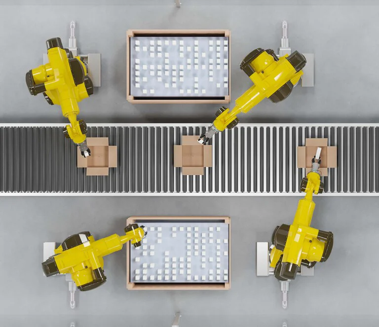 Das Bild zeigt eine Draufsicht auf eine automatisierte Fertigungs- oder Verpackungslinie mit mehreren gelben Roboterarmen, die an einem Förderband mit Kartons arbeiten.