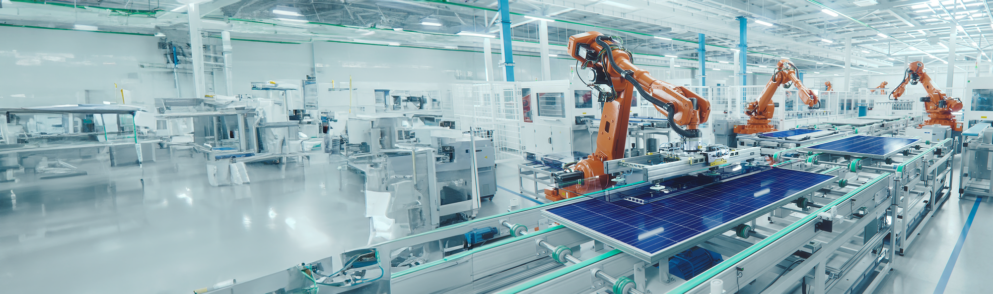  Das Bild zeigt eine helle, moderne Fabrikhalle mit einer Fertigungsstraße, in der mehrere orangefarbene Roboterarme an der Montage oder Handhabung von Solarpaneelen arbeiten.
