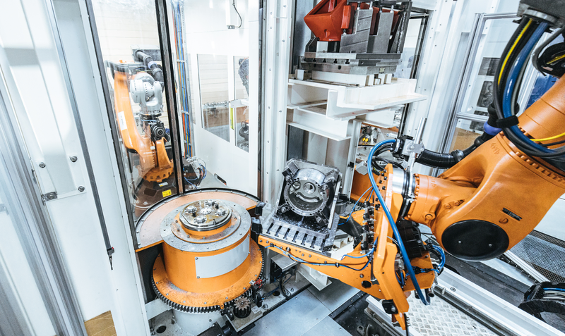 Kuka Roboter in der maschinellen Produktion.